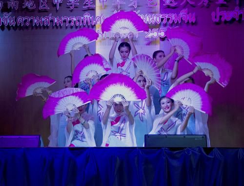 普吉中學學生表演開場舞蹈《茉莉花》