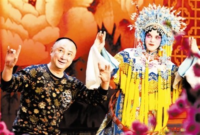 京劇名家石曉亮(左)指導斯涅讓娜。