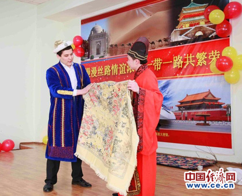 中國駐烏使館與塔什干中學(xué)共慶中烏建交24周年,,圖為小品表演,。中國經(jīng)濟(jì)網(wǎng)記者