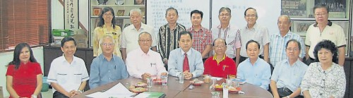 甲州國(guó)民型中學(xué)及國(guó)中華文教育發(fā)展交流會(huì)議出席,。前排左起為黃梅燕,、劉榮禧,、許海明、楊應(yīng)俊,、鍾偉賢,、林源瑞、陳大錦,、蕭漢昌及馮秋蘋,。