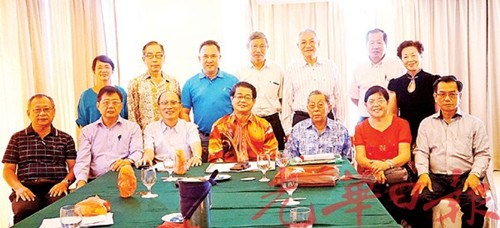 張長(zhǎng)興(前排左起),、林良平,、吳文寶、林榮華,、郭金棠,、黃楚香及許益鎮(zhèn)于會(huì)議結(jié)束后合影,。