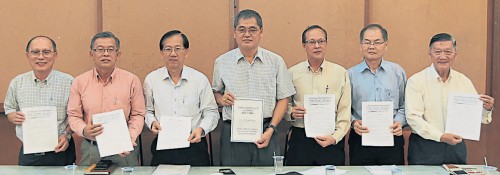 三機(jī)構(gòu)希望華社可以更關(guān)注國民型中學(xué)問題,。左起為吳文寶、周世揚(yáng),、陳友信,、廖國華,、陳德祥、王文坂及余開云,。