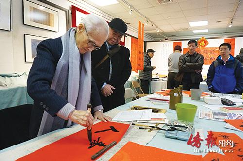 書法家陳先生為參與民眾寫春聯(lián),。(僑報記者陳辰攝)