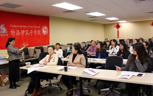 參加培訓(xùn)者在課堂聽徐弘講課,。(圖:特洛伊大學(xué)孔子學(xué)院提供)