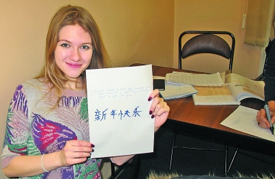 圖為莫斯科一所中文學(xué)校的學(xué)生向記者展示其“畫字成果”,。汪嘉波