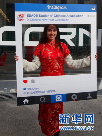 外國(guó)女生穿著中國(guó)風(fēng)格服裝拍照,。新華社記者周喆