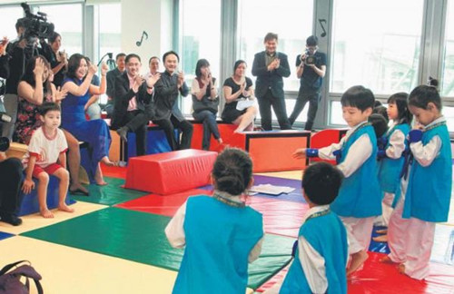 邁杰思幼兒園學(xué)生在該集團(tuán)首個(gè)華文幼兒園的開(kāi)幕儀式后呈獻(xiàn)表演,,在場(chǎng)的嘉賓新加坡報(bào)業(yè)控股華文媒體集團(tuán)執(zhí)行副總裁陳康威(面向鏡頭坐者右四)、邁杰思創(chuàng)辦人詹富安(坐者右三)等都報(bào)以熱烈掌聲,。(聯(lián)合晚報(bào))