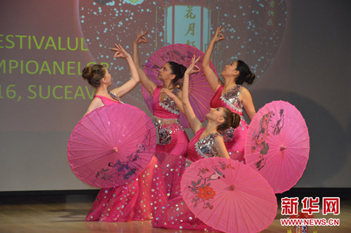 元宵晚會(huì)上表演的傘舞,。新華網(wǎng)發(fā)(斯特凡大公大學(xué)漢語(yǔ)教學(xué)點(diǎn)提供)