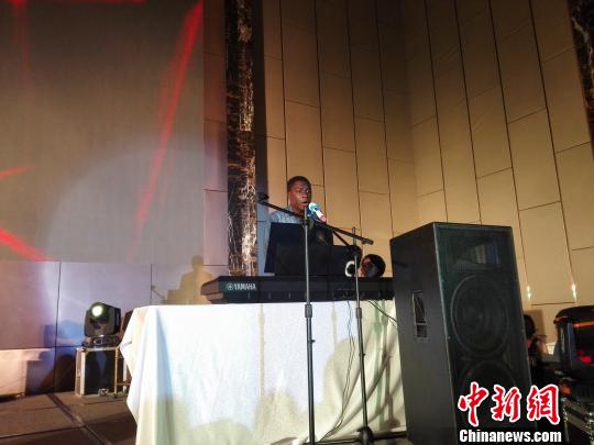 中國和非洲的經(jīng)濟(jì)貿(mào)易往來日益密切,學(xué)中文、來中國留學(xué),、畢業(yè)后回國進(jìn)入中資公司或從事對(duì)華貿(mào)易,成為越來越多90后非洲青年的選擇,。圖為在山西省海歸留學(xué)生新春晚會(huì)上,,來自非洲加納的薩莫德在唱歌。李娜
