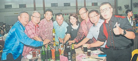 三民獨(dú)中新春大聯(lián)歡,,眾嘉賓領(lǐng)袖一起撈生,祝賀今年更勝往年,。左起拿督盧順榮,、張光明博士、陳健發(fā),、蔡金徠與拿汀方玉蓉夫婦,、朱儒豹、江順進(jìn)及邱偉福,。