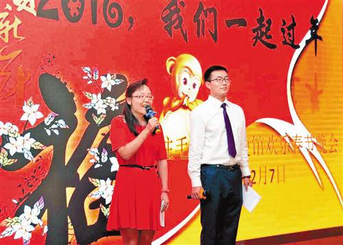 青年志愿者(右)在中國駐毛里求斯大使館舉辦的新春晚會上擔任主持人,。(圖片由受訪者提供)