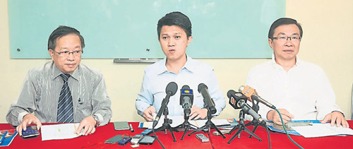 張盛聞宣布師訓(xùn)學(xué)院招生廣告刊登時(shí)間,;左是陳清順,、右是王鴻財(cái)。