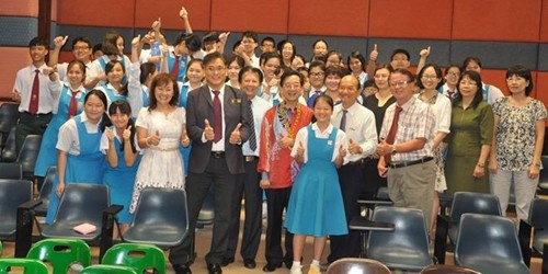從事教職30多年的黃惠康,,樂(lè)于和學(xué)生打成一片,,并與學(xué)生合照留念。