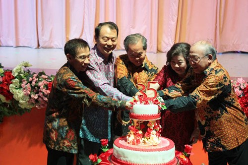 齊手切生日蛋糕,。左起:蔡昌杰,、金洪躍、饒興生,、郭愛珍,、Rudi