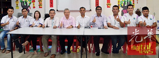 麥曼珍華小第一屆常務(wù)董事左起李萊金,、余俊恩,、馬燕奮、黃國(guó)鐘,、洪亞福,、楊式豐、馬坤鎮(zhèn),、司徒秉權(quán),、李建葦及郭億詶。