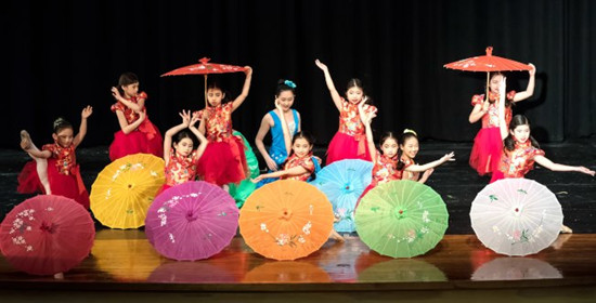 博根分校小演員演繹傣族舞蹈“雨滴滴,,水妹妹”,為“華夏之星”文藝演出拉開(kāi)序幕,。