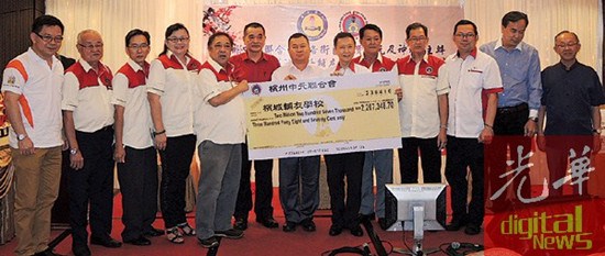 林炎葵移交220萬7348令吉70仙模擬支票予陳漢進(jìn)接領(lǐng),。