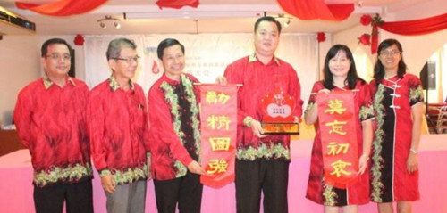大會(huì)贈(zèng)送紀(jì)念品恭賀賴水和(右三)榮陞甲教育局督學(xué),;左一起為吳志強(qiáng),、司徒明輝及劉榮禧;右一起為鄧艾琳及陳敃廷,。(馬來(lái)西亞《星洲日?qǐng)?bào)》