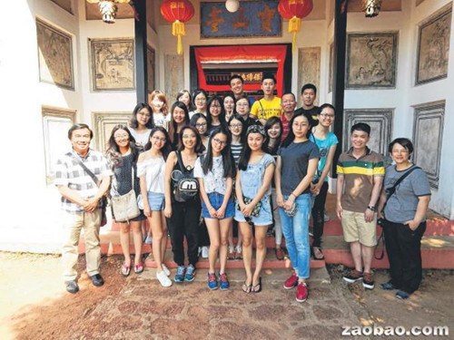 20名修讀明史課程的國(guó)大中文系學(xué)生,,參觀馬六甲古跡后留影,。