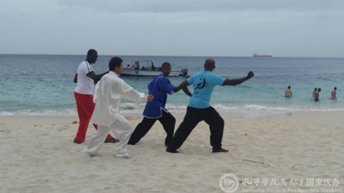 在沙灘上帶著練習(xí)太極拳