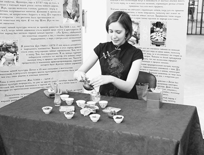 俄羅斯莫斯科國(guó)立語言大學(xué)孔子學(xué)院舉辦的活動(dòng)上,,優(yōu)秀畢業(yè)生在表演茶藝,。記者