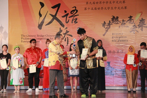 鄭年錦為獲得大學(xué)組一等獎(jiǎng)選手頒獎(jiǎng),。(圖:陳寧潔、武麗娟提供)