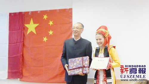駐匈使館教育組負(fù)責(zé)人吳華為一等獎(jiǎng)選手李可頒發(fā)證書(shū)及獎(jiǎng)品,。
