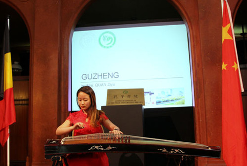 在孔子學院成立揭幕儀式上進行古箏表演,。記者任彥攝