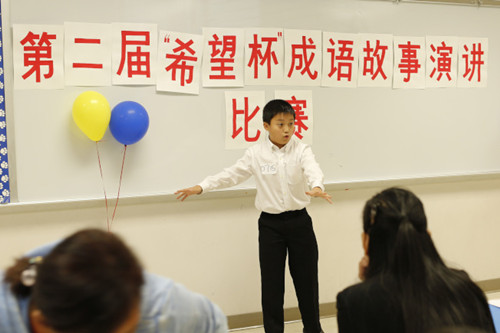 獲獎人胡杉承在演講比賽中繪聲繪色。(圖:希望中文學(xué)校提供)