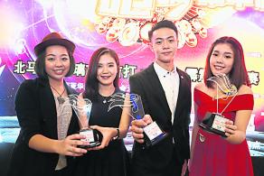 得獎(jiǎng)選手合照,,左起為羅可涵,、李旆穎、周奕斌及張嘉恬,。