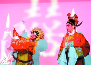 兩名暨大外國留學(xué)生正在表演粵劇《帝女花》片段,。廣州日報記者高鶴濤