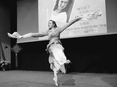 阿爾薩斯孔子學(xué)院雷安美表演《驚鴻舞》,。人民日?qǐng)?bào)記者