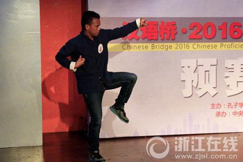 留學(xué)生范偉正在表演武術(shù)