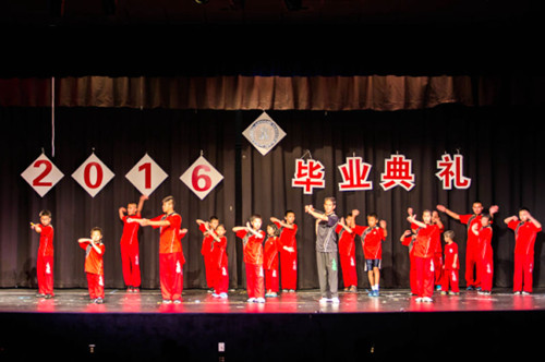張錦鵬指導(dǎo)的少兒功夫和成人太極表演,,令華夏中校南部分校的師生熱血沸騰,。(華夏中校南部分校提供)