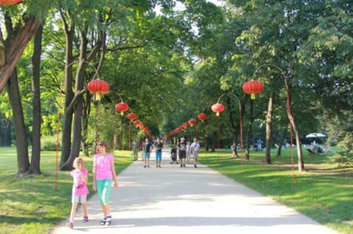 華沙瓦津基公園內(nèi)的“中國大道”,。