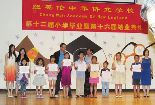 僑立中校美術(shù)繪畫比賽優(yōu)勝獎(jiǎng)學(xué)生,在結(jié)業(yè)典禮中獲頒獎(jiǎng)狀,。(美國(guó)《世界日?qǐng)?bào)》/唐嘉麗