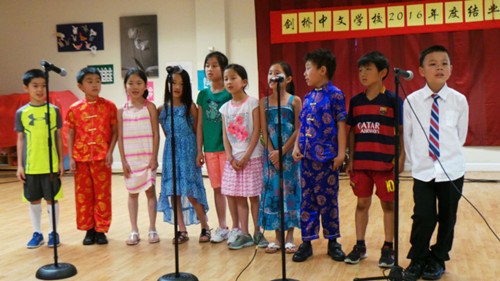 劍橋中文學校陳蔚老師指導的中文四冊班學生在結(jié)業(yè)聯(lián)歡會中合唱“茉莉花”,。(美國《世界日報》/唐嘉麗