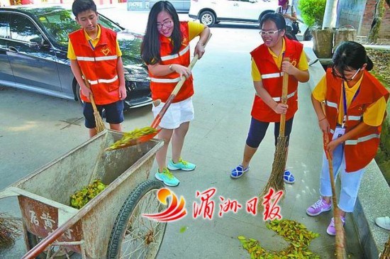 圖為僑界青年在后黃社區(qū)打掃衛(wèi)生,。