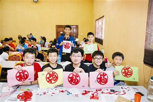 營員們展示剪紙作品,。