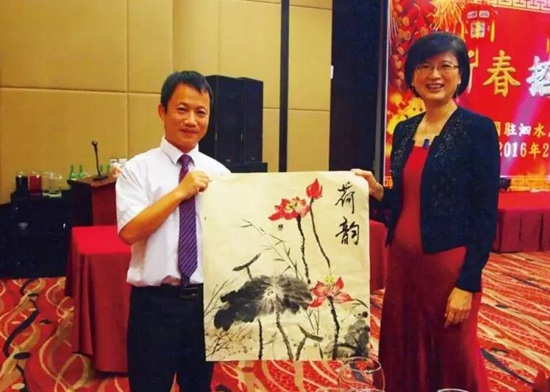2016年在印尼泗水總領(lǐng)事迎春春節(jié)招待會上,,張立(左)作畫贈給總領(lǐng)事于紅,。