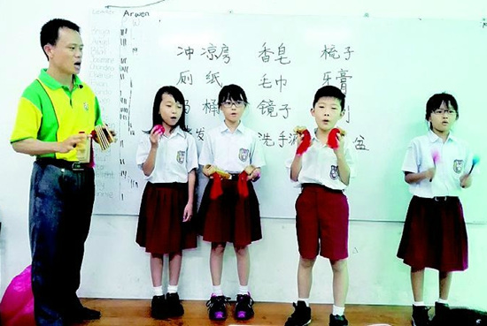 李廣(左)把快板等說唱形式引進(jìn)印尼的課堂,,激發(fā)了學(xué)生學(xué)習(xí)中文的興趣,。受訪者供圖