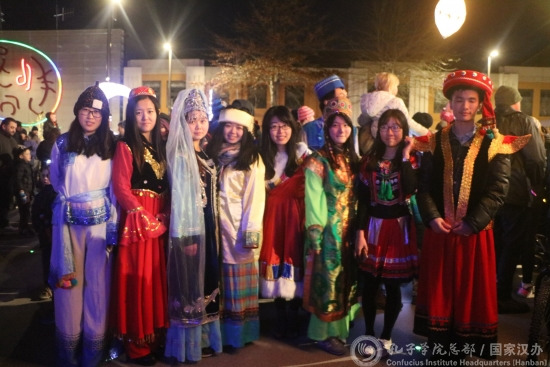 身著民族服裝的孔院教師