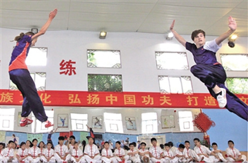 營員們席地而坐,,認(rèn)真觀看捷克國家武術(shù)隊隊員帶來的精彩武術(shù)表演,。