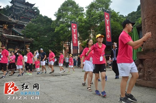 85名華裔青少年和土家阿哥阿妹一起跳擺手舞