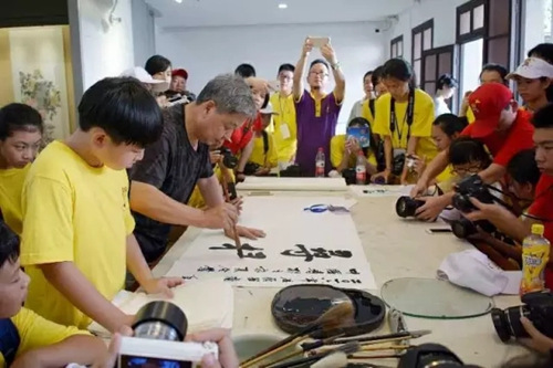 雙馬藝術(shù)館,我們欣賞到了馬亦釗先生的揮毫,。在照片中,,馬先生寫著“尋根,熏陶,,傳承”6個大字,,我們感到非常的榮幸。(一等獎作品