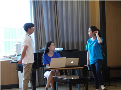 聲樂培訓(xùn)課上,,中國音樂學(xué)院老師悉心指導(dǎo)“水立方杯”參賽選手