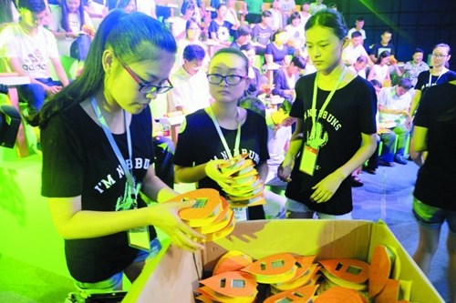 志愿者分發(fā)投票器,。(劉建新