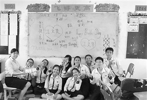 教師鐘穎(左一)與學(xué)生一起為同學(xué)慶祝生日,培養(yǎng)學(xué)生的集體感和榮譽感,。(鐘