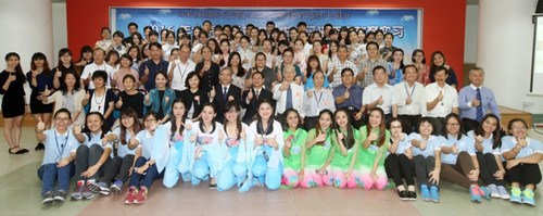新紀元學院教育系師生、北京市國際教育交流中心代表,、50名北京實習生和22所各獨中代表在開課典禮結束后合影,。(馬來西亞《星洲日報》)