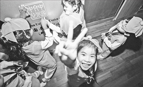 近年來,,中國與東盟國家的文化交流形式多樣,內(nèi)容豐富,。圖為去年12月,,新加坡中國兒童藝術(shù)劇院馬蘭花藝校首期戲劇表演體驗班匯報演出后,小朋友們都十分開心,。(新加坡中國文化中心供圖)